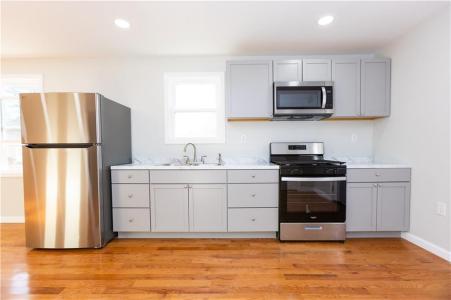 45 Tourtelott Avenue, Warwick, Rhode Island 02886, USA