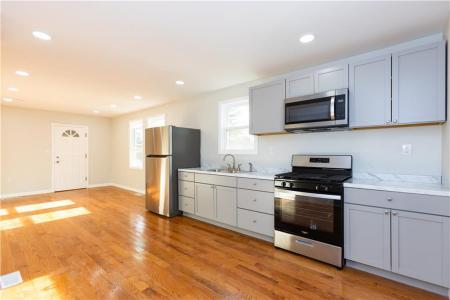 45 Tourtelott Avenue, Warwick, Rhode Island 02886, USA