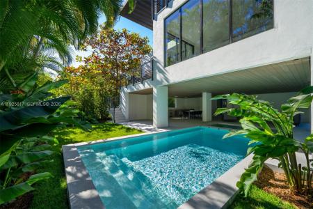 3551 Crystal Ct, Miami, Florida 33133, USA