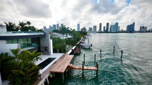 1041 N Venetian Dr, Miami, Florida 33139, USA