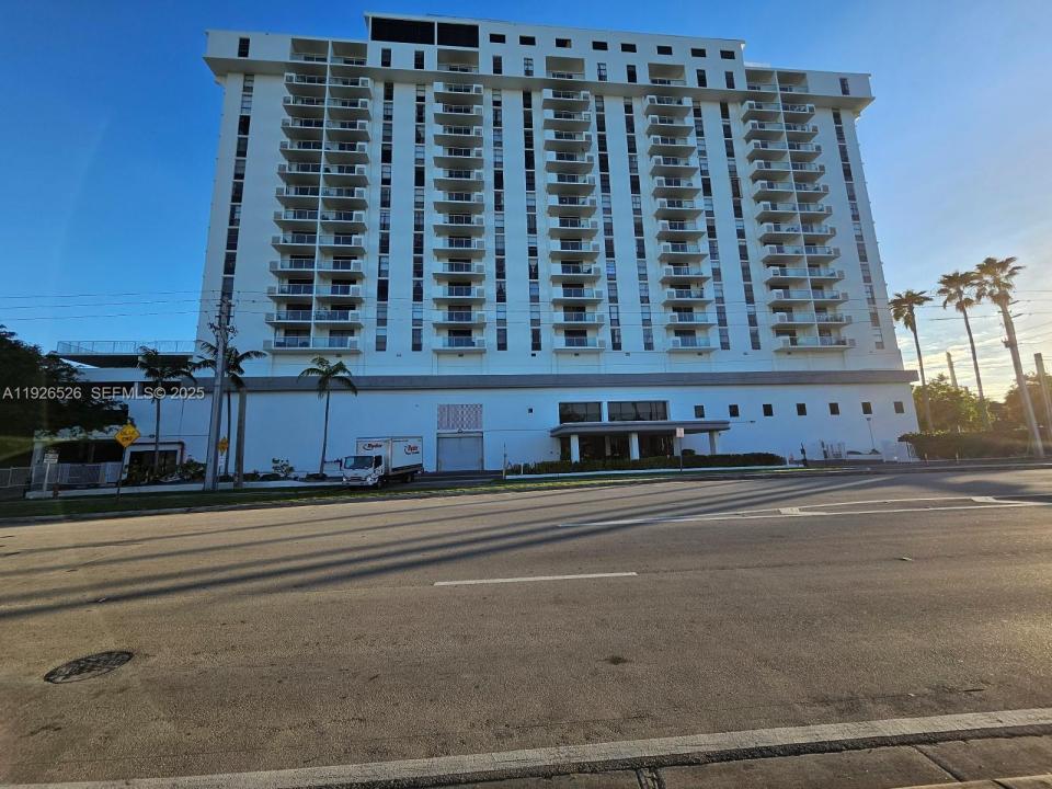 13499 Biscayne Blvd CU207, North Miami, Floryda 33181, USA