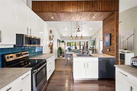 1056 E Lakes Dr, Deerfield Beach, Florida 33064, USA