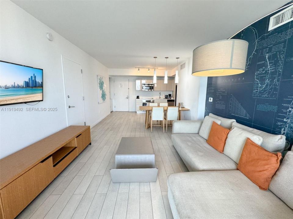 2602 E Hallandale Beach Blvd R1807, Hallandale Beach, Floryda 33009, USA