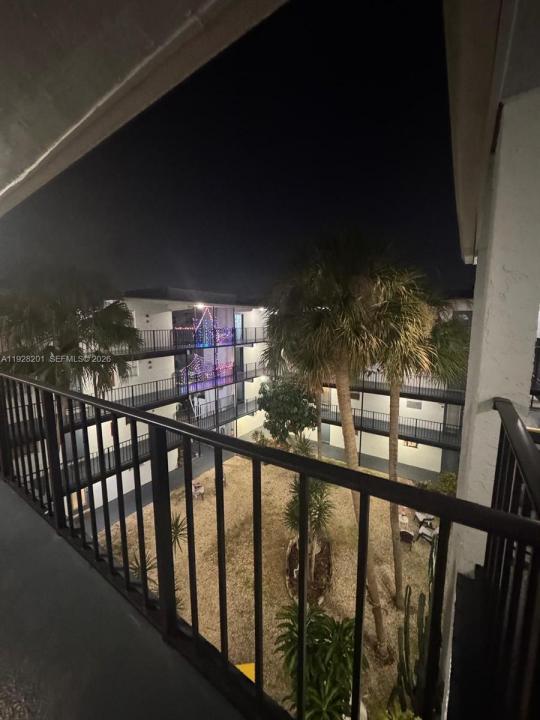 2800 SOMESET DR 404, Lauderdale Lakes, Florida 33311, USA