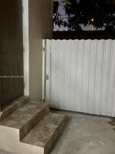 541 E 16th St B, Hialeah, Florida 33010, USA