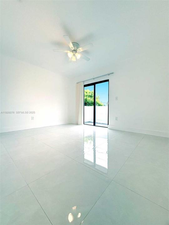 3079 NW 11th St 3065, Miami, Florida 33125, USA