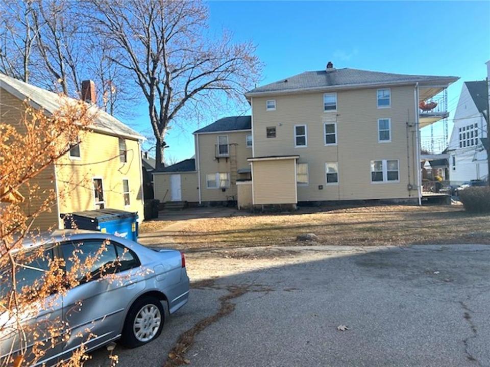 19 JENKS Street 8, Central Falls, Rhode Island 02863, Estados Unidos