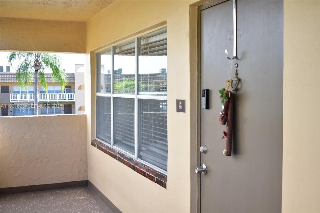 9141 Sunrise Lakes Blvd 201, Sunrise, Florida 33322, USA