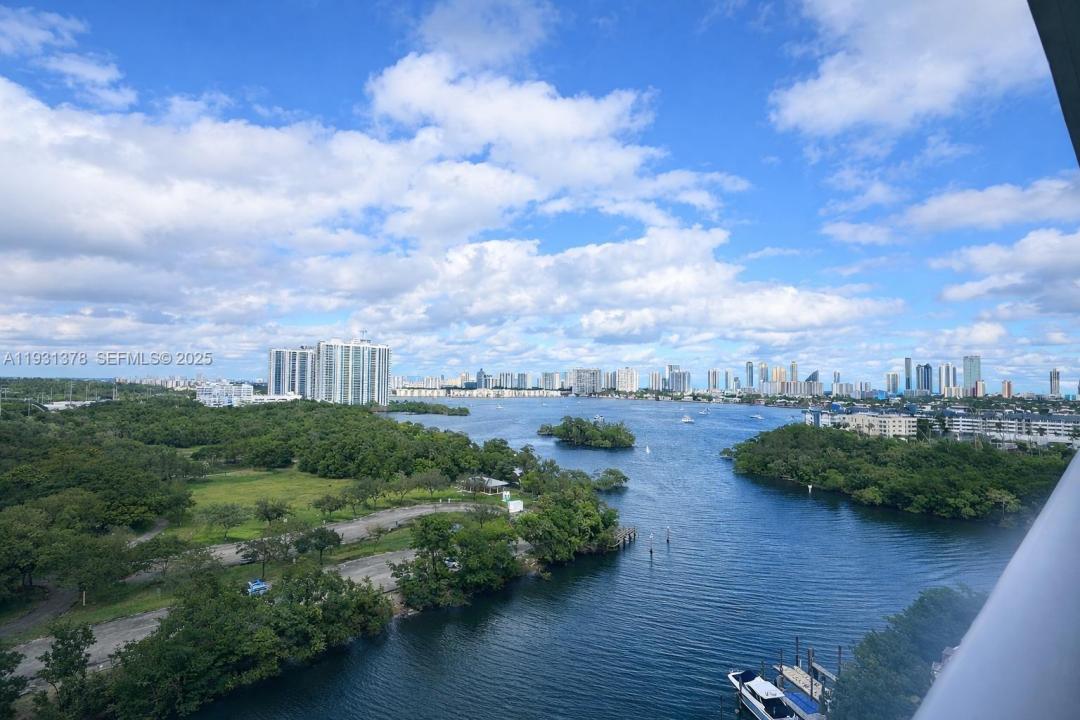 16385 Biscayne Blvd 1102, North Miami Beach, Florida 33160, USA