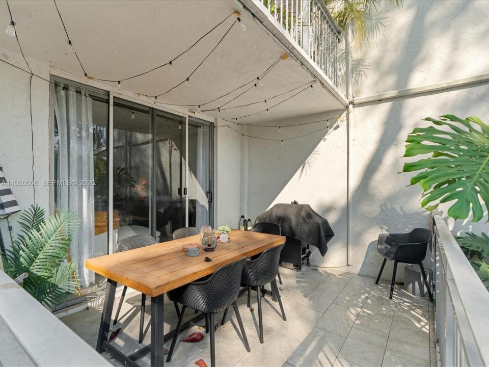 680 NE 64th St A110, Miami, Florida 33138, Stati Uniti