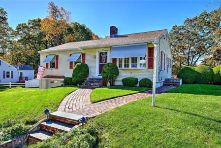 98 Iroquois Road, Cumberland, RI 02864, USA