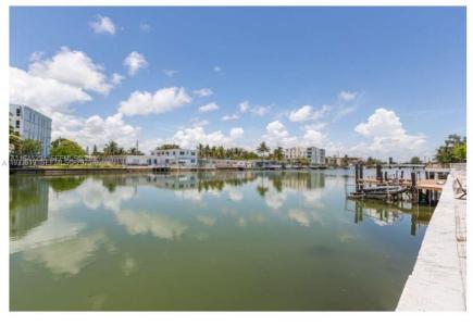 8210 Byron Ave 12, Miami Beach, Florida 33141, USA