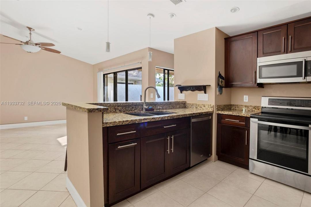 3074 S Oakland Forest Dr 702, Oakland Park, Floride 33309, États-Unis