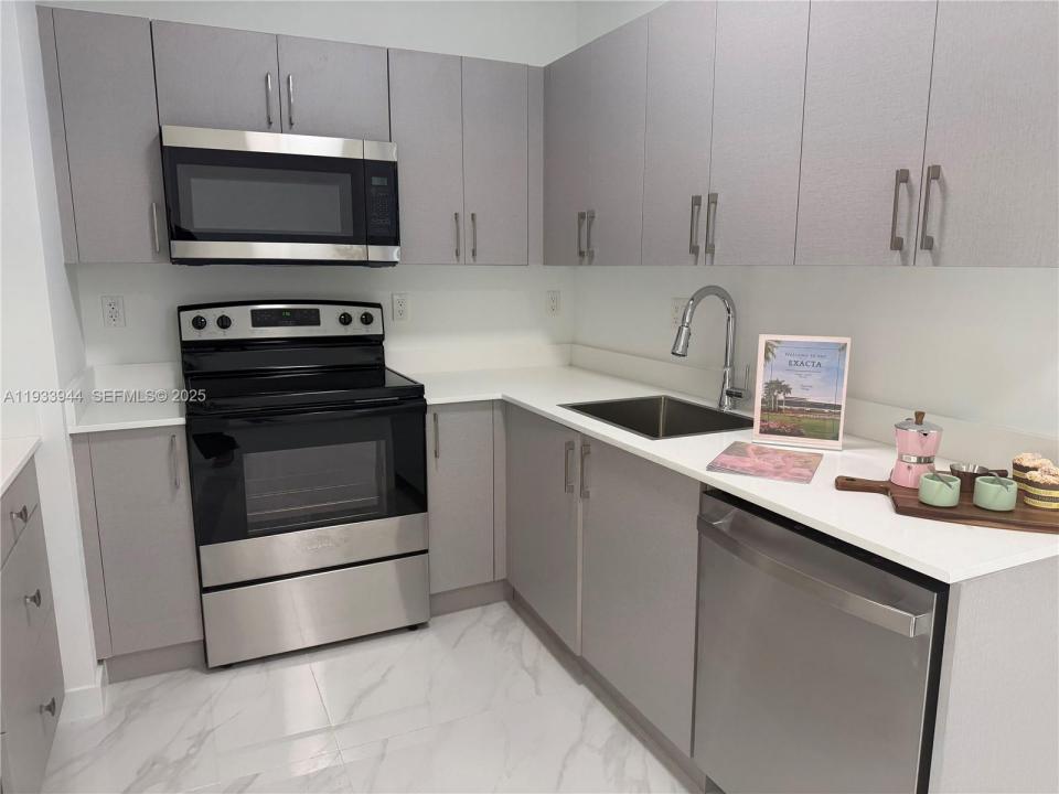 2306 E 4th ave 303, Hialeah, Florida 33013, Stati Uniti