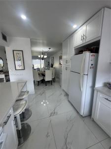 9330 Sunrise lakes 304, Sunrise, Florida 33322, USA