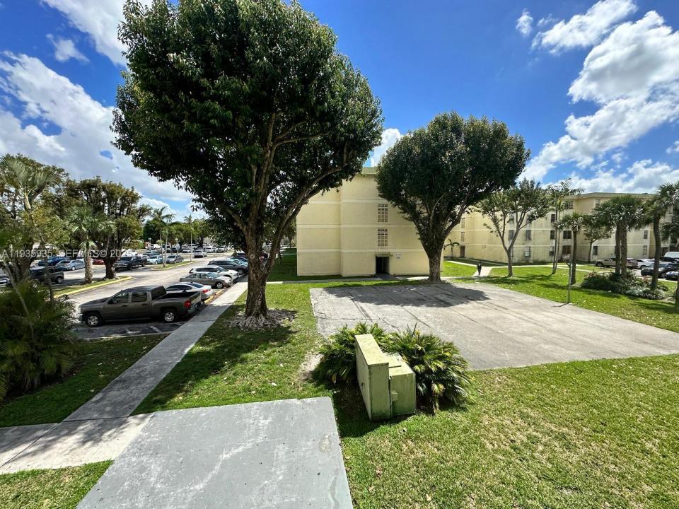 1875 W 56th St 301, Hialeah, Floride 33012, États-Unis