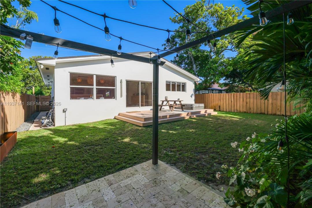 254 NW 43rd St, Miami, Florida 33127, USA