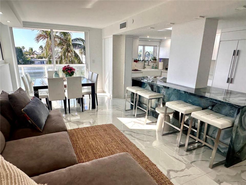2457 Collins Ave 408, Miami Beach, Florida 33140, USA