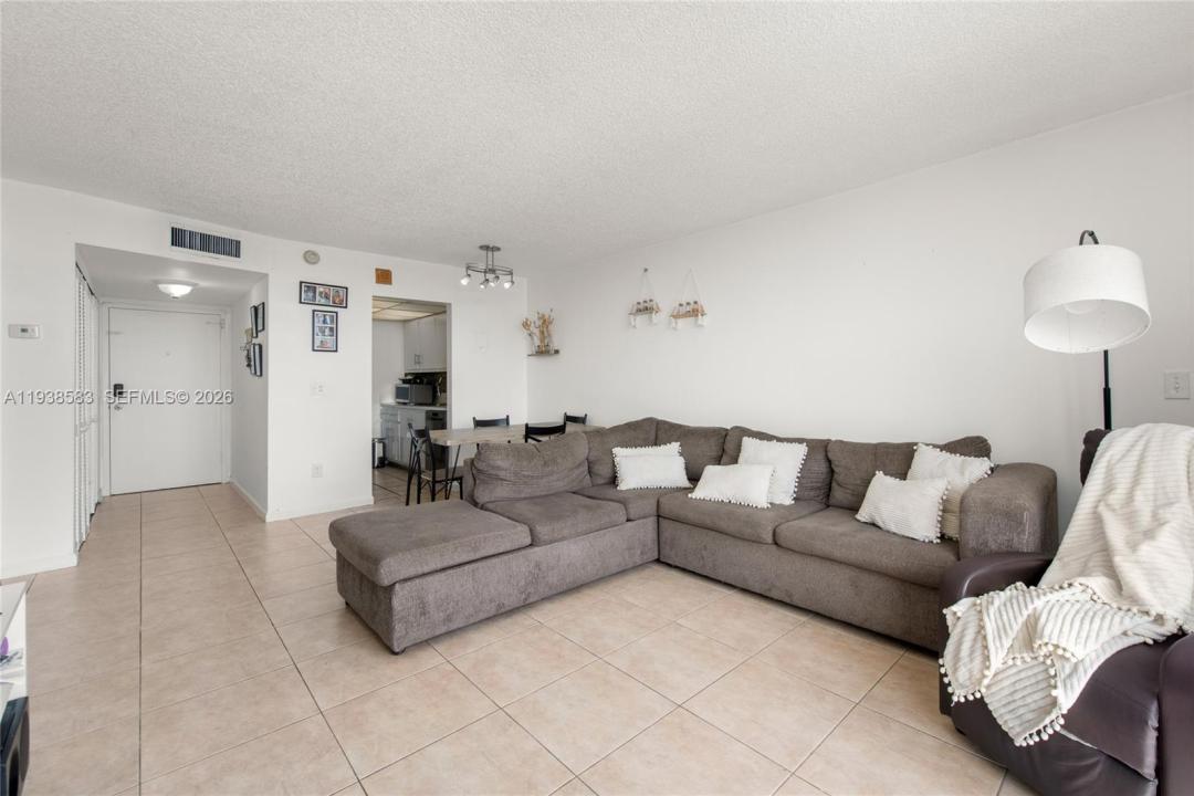 2350 NE 135th St 1006, North Miami, Florida 33181, USA