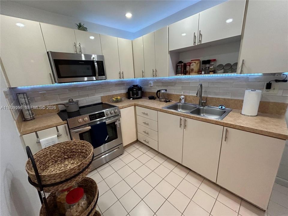 8251 NW 8th St 214, Miami, Florida 33126