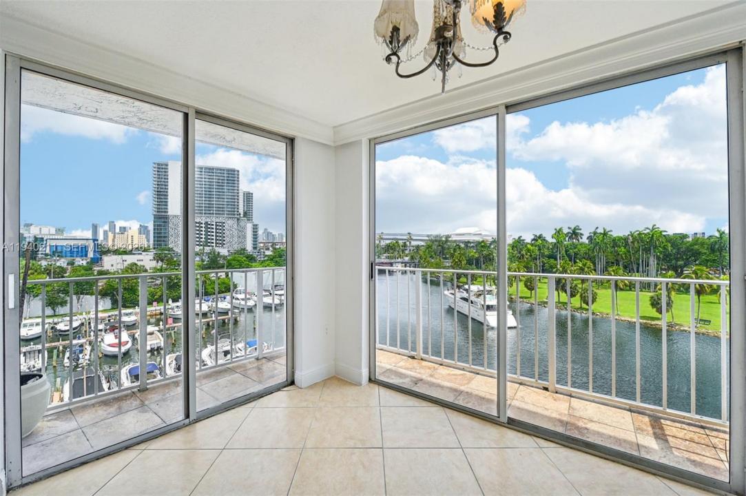 1740 NW N River Dr 614, Miami, Flórida 33125, Estados Unidos