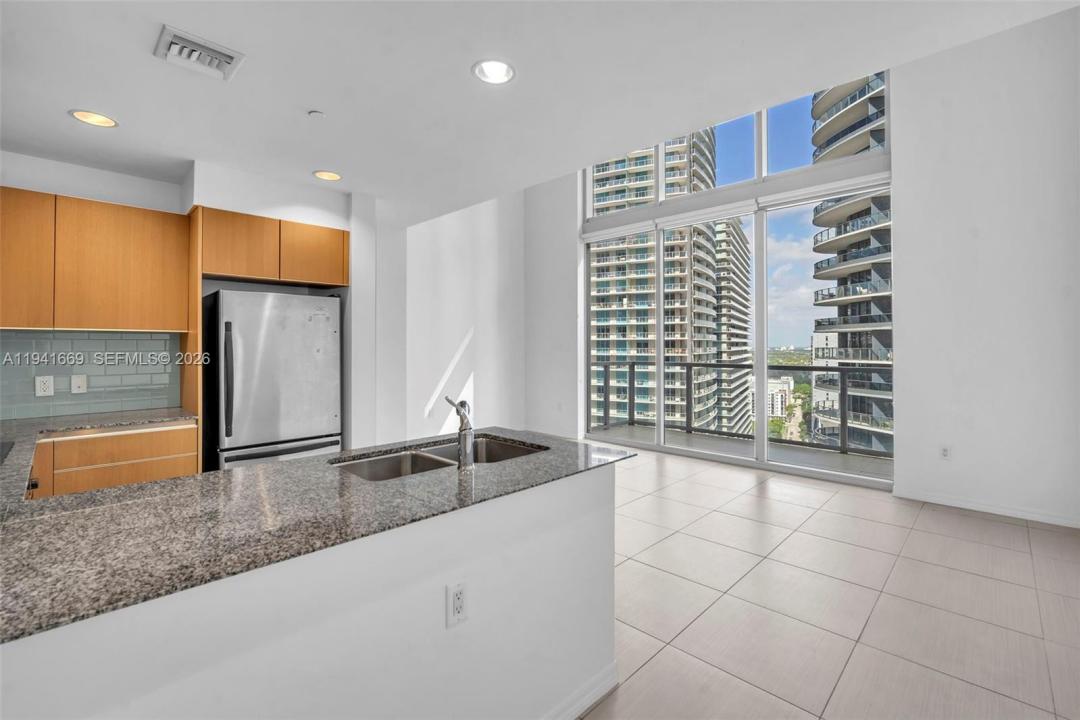 1050 Brickell Ave 2418, Miami, Florida 33131, Stati Uniti
