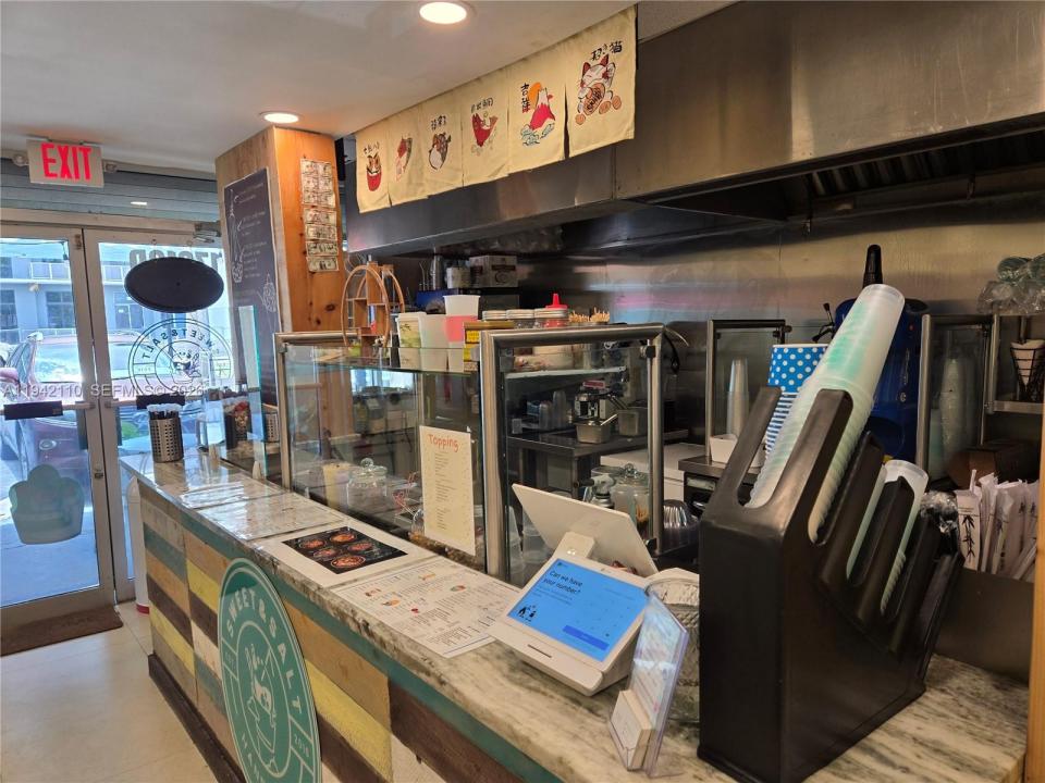 17010 #D W Dixie Hwy, North Miami Beach, Florida 33160, USA