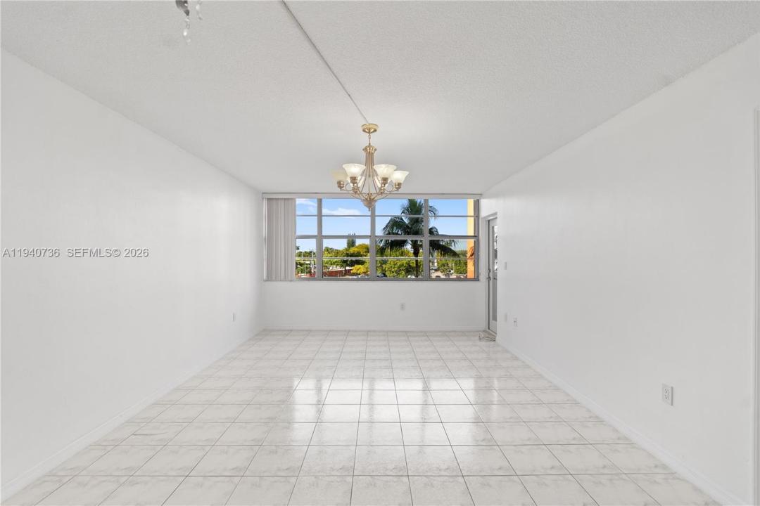 1351 NE Miami Gardens Dr 301E, Miami, Floride 33179, États-Unis