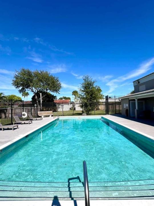 885 NE 213th Ter 2, Miami, Florida 33179, USA