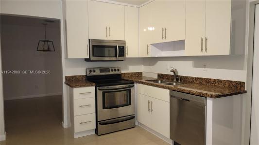 670 NE 179th Ter, Miami, Florida 33162, USA