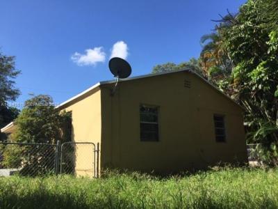 18202 NE 25th PL 02, North Miami Beach, Florida 33160, USA