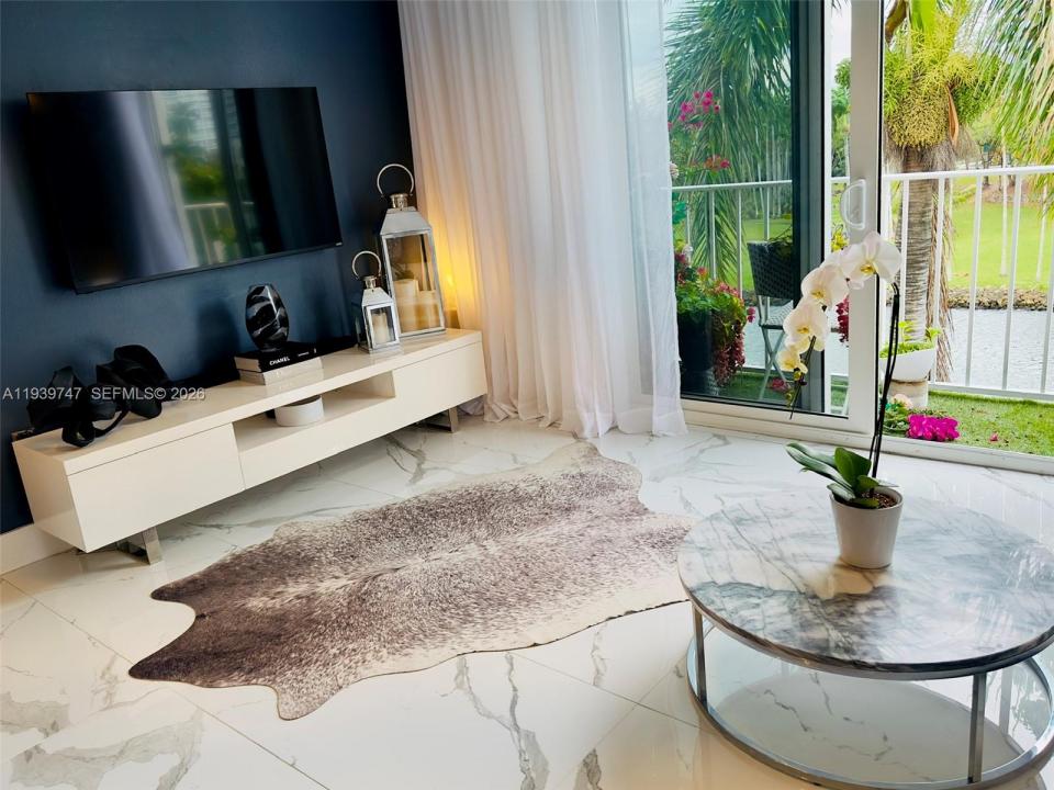 1740 NW N River Dr 626, Miami, Floryda 33125, USA