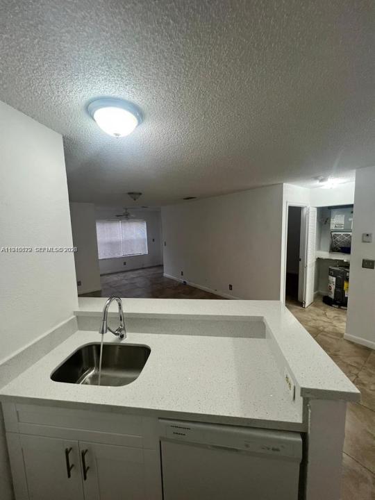3460 N Pinewalk Dr N 315, Margate, Floryda 33063, USA