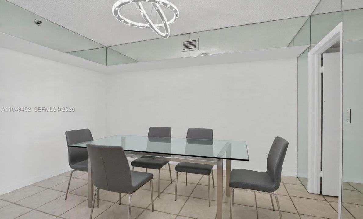 20281 E Country Club Dr 405, Aventura, Florida 33180, USA