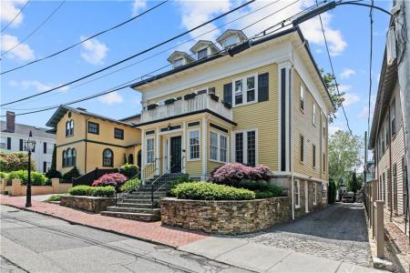 75 Pelham Street B, Newport, RI 02840, USA