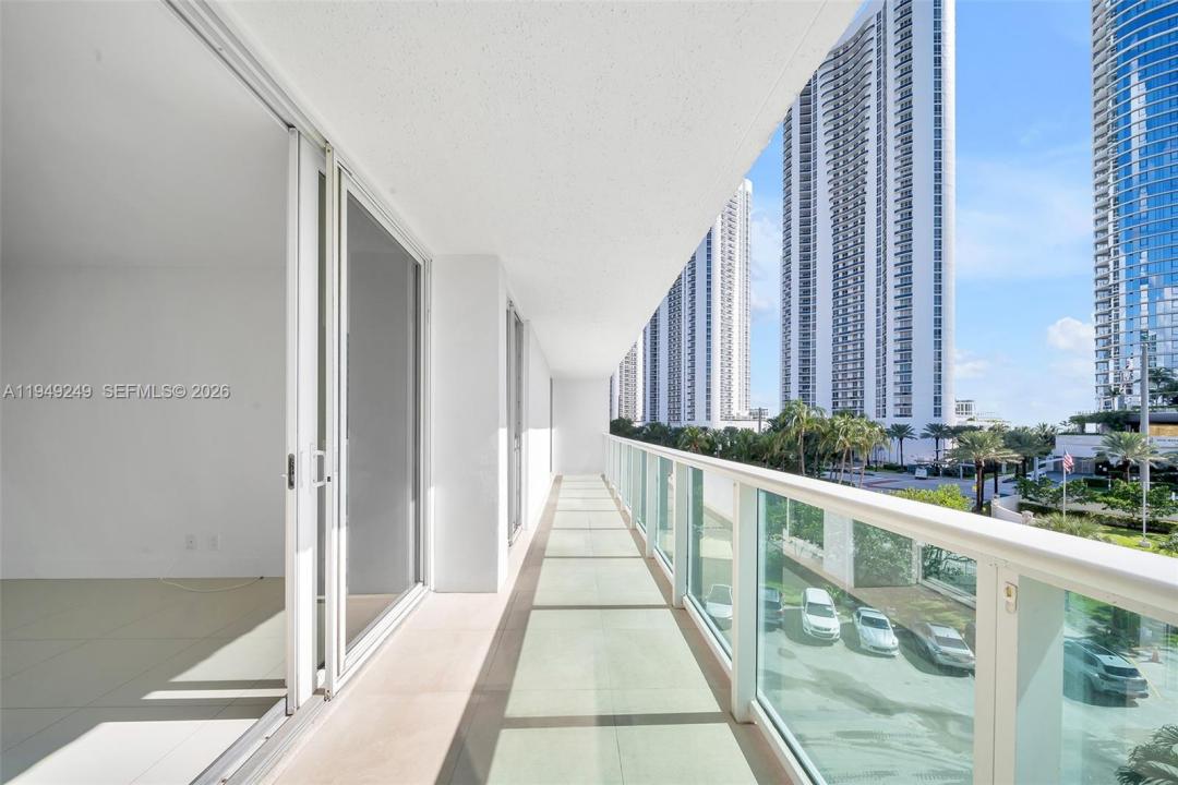 100 Bayview Dr 408, Sunny Isles Beach, Florida 33160, Stati Uniti