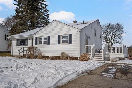 35 Squantum Drive, Middletown, RI 02842, USA