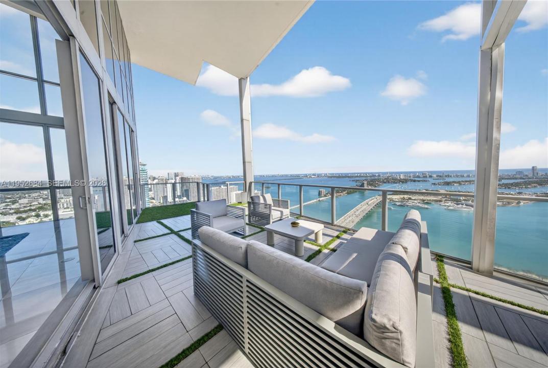 1100 Biscayne Blvd 5306, Miami, Florida 33132, USA