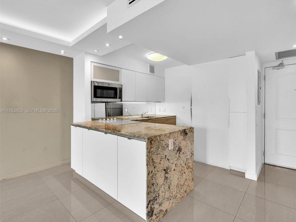 100 Bayview Dr 223, Sunny Isles Beach, Florida 33160, Stati Uniti