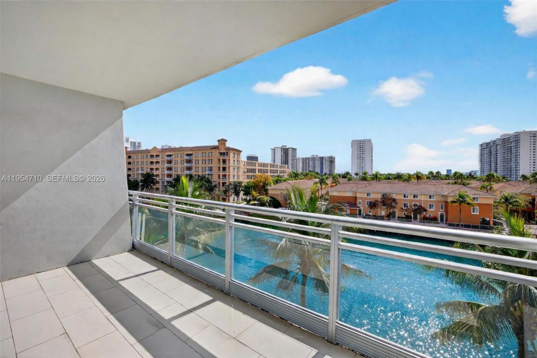 2950 NE 188th St 302, Aventura, Florida 33180, USA