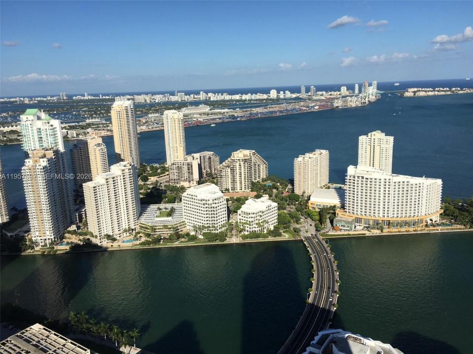 520 Brickell Key Dr O303, Miami, Florida 33131, USA
