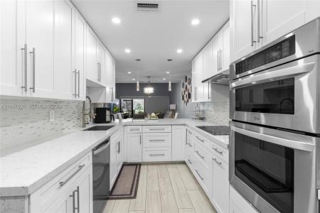 1064 NW 97th Ave, Pembroke Pines, Florida 33024, USA