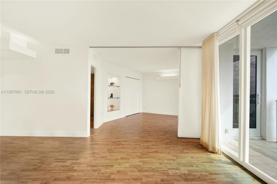 100 S Bayview Dr 1222, Sunny Isles Beach, Floryda 33160, USA