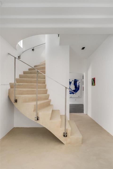3325 Pine Tree Dr, Miami Beach, Florida 33140, USA