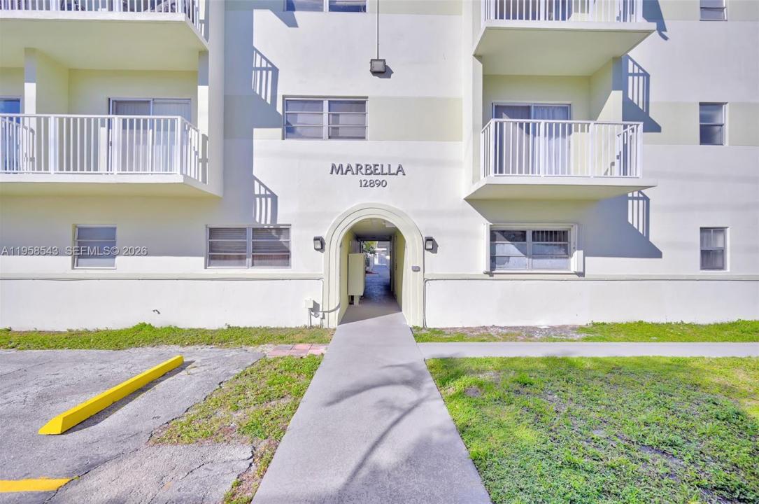 12890 NE 8th Ave 208, North Miami, Florida 33161, USA