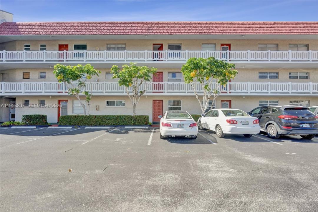 3511 E Inverrary Dr 107, Lauderhill, Florida 33319, USA