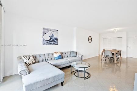 1985 S Ocean Dr 2M, Hallandale Beach, Florida 33009, USA