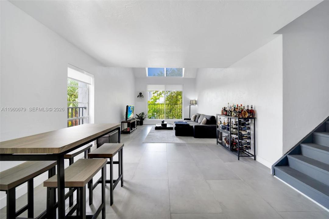 6900 N Kendall Dr A303, Pinecrest, Florida 33156, USA