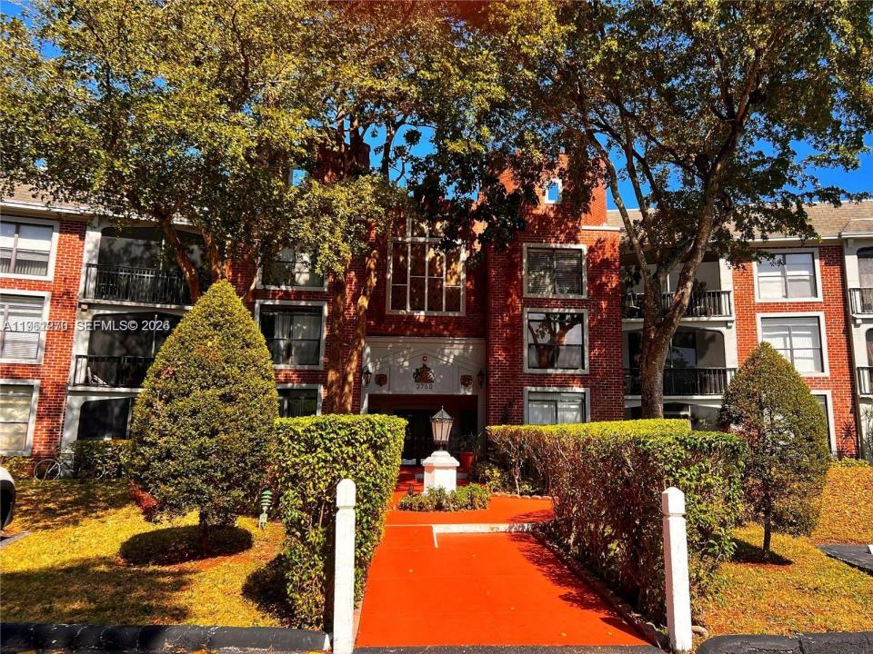 3760 Inverrary Dr 2Z, Lauderhill, Florida 33319, USA