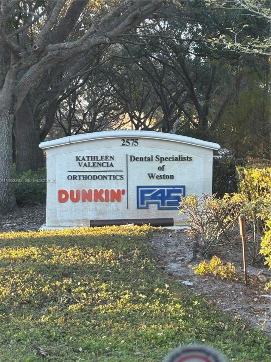 2575 Glades Cir, Weston, Florida 33327